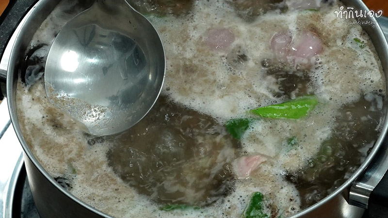 ต้มยำกระดูกหมู ช้อนฟองออก