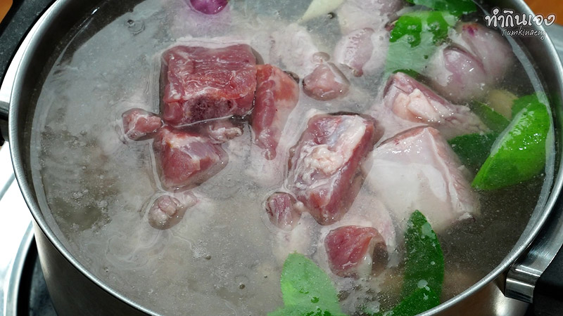 ต้มกระดูกหมูจนเปื่อยนุ่มในน้ำซุป