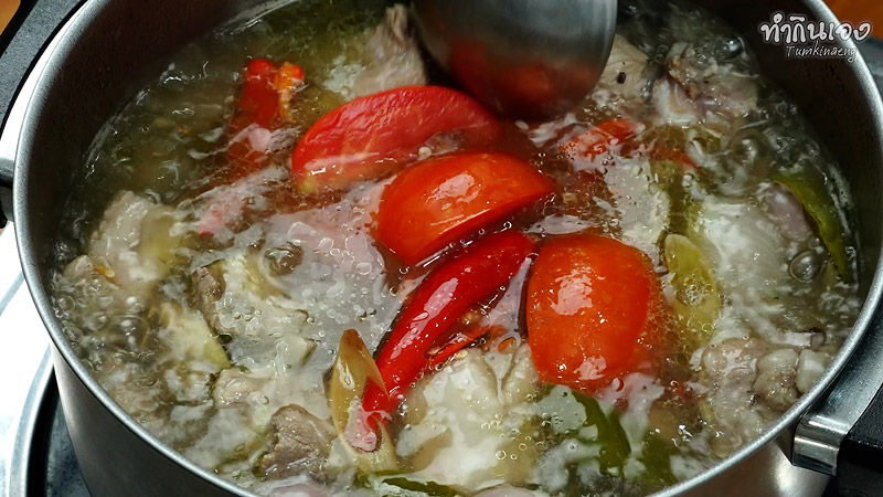 ใส่พริกและมะเขือเทศลงในเมนูต้มยำ