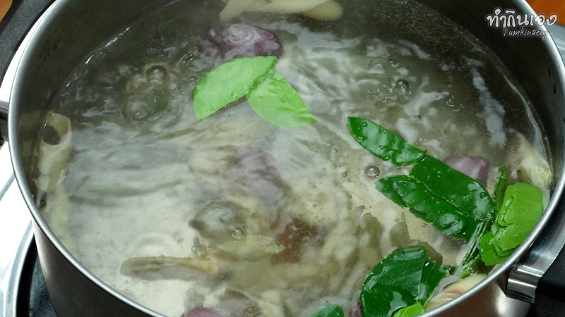 ตะไคร้ ใบมะกรูด และข่าสดบนเขียง