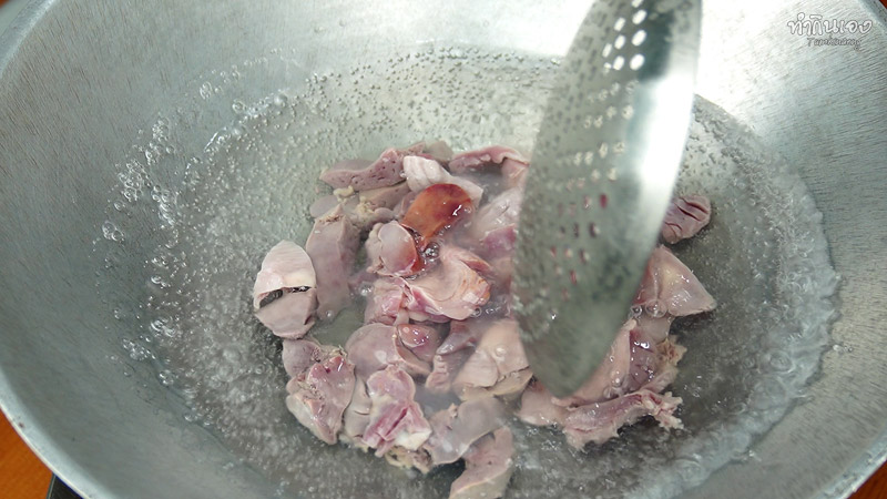 ผัดกะเพราเครื่องในไก่ วิธีการลวกเครื่องในไก่เพื่อนำมาทำผัดกะเพรา