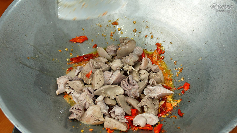 เคล็ดลับทำผัดกะเพราเครื่องในไก่ไม่คาวคือลวกเครื่องในก่อน