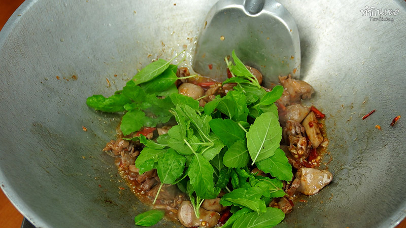 ใส่ใบกะเพราในผัดกะเพราเครื่องในไก่